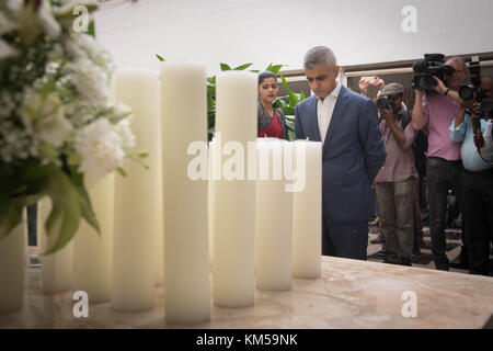 Maire de Londres,Sadiq Khan présente ses respects à un mémorial dans le Taj Mahal Palace Hotel à Mumbai pour les victimes de l'attaque terroriste de 2008 sur l'hôtel. Le maire est sur une semaine de visite dans la région de Londres pour promouvoir et renforcer les liens commerciaux et culturels avec les deux villes indiennes et pakistanaises. Banque D'Images