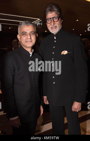 Correction RETRANSMIS NOM DE BACH À BACHCHAN Maire de Londres Sadiq Khan rencontre l'acteur et producteur de films de Bollywood Amitabh Bachchan lors d'une réception et dîner offert par l'homme d'affaires milliardaire Ambani rend à Mumbai. Le maire est sur une semaine de visite dans la région de Londres pour promouvoir et renforcer les liens commerciaux et culturels avec les deux villes indiennes et pakistanaises. Banque D'Images