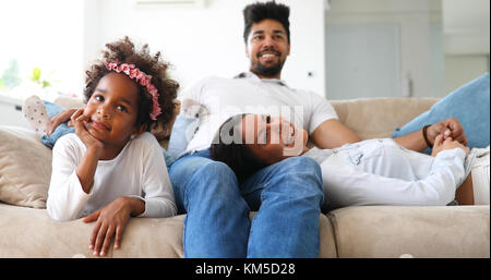 Jeune fille regarder la tv avec ses parents Banque D'Images