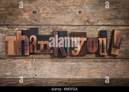 Je vous remercie, expression définie avec la typographie vintage blocks sur fond de bois rustique Banque D'Images