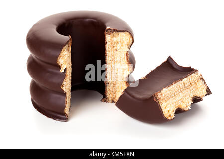 Baumkuchen, un gâteau, spécialité allemand isolé sur fond blanc Banque D'Images