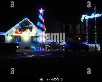 Warden Bay, Kent, UK. 9Th Jul 2017. Une maison décorée dans un rendez-vous incontournable de l'affichage des feux de couleur vive, avec un immense arbre de Noël formé à partir des lumières qui tournent dans divers modèles, qui est plus grande que la chambre ! L'affichage est connue sous le nom de lumières de Noël Jetty Road Show. Credit : James Bell/Alamy Live News Banque D'Images