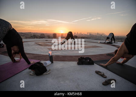 Hollywood, Californie, États-Unis. 2 décembre 2017. Demi Lucas dirige les poses pour le cours de yoga au lever du soleil à la plateforme héliport de Loews Hotel à Hollywood, en Californie. Crédit : Morgan Lieberman/ZUMA Wire/Alamy Live News Banque D'Images