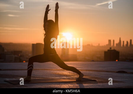 Hollywood, Californie, États-Unis. 2 décembre 2017. Demi Lucas dirige les poses pour le cours de yoga au lever du soleil à la plateforme héliport de Loews Hotel à Hollywood, en Californie. Crédit : Morgan Lieberman/ZUMA Wire/Alamy Live News Banque D'Images