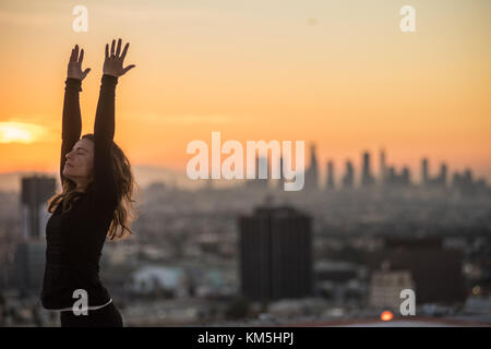 Hollywood, Californie, États-Unis. 2 décembre 2017. DEMI LUCAS dirige les poses pour le cours de yoga au lever du soleil sur la plateforme d’héliport de l’hôtel Loews. Crédit : Morgan Lieberman/ZUMA Wire/Alamy Live News Banque D'Images