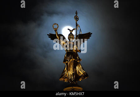 Berlin, Allemagne. 04th Dec, 2017. La lune brille derrière Victoria sur la colonne de la victoire à Berlin, Allemagne, le 4 décembre 2017. Crédit : Paul Zinken/dpa/Alamy Live News Banque D'Images