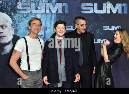 Les acteurs André Hennicke (de gauche à droite), Iwan Rheon, le réalisateur Christian Pasquariello et l'actrice Zoe Grisedale et l'acteur André Hennicke arrivant à la première du film 'S.U.M. 1' à Berlin, Allemagne, le 4 décembre 2017. Le film sortira dans les cinémas en Allemagne le 7 décembre 2017. Photo : Britta Pedersen/dpa Banque D'Images