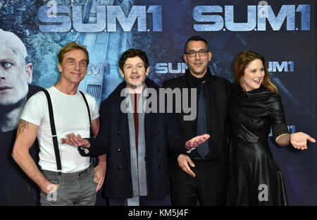 Les acteurs André Hennicke (de gauche à droite), Iwan Rheon, le réalisateur Christian Pasquariello et l'actrice Zoe Grisedale et l'acteur André Hennicke arrivant à la première du film 'S.U.M. 1' à Berlin, Allemagne, le 4 décembre 2017. Le film sortira dans les cinémas en Allemagne le 7 décembre 2017. Photo : Britta Pedersen/dpa Banque D'Images