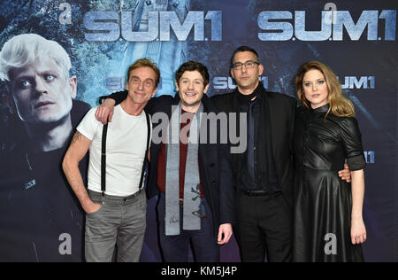 Les acteurs André Hennicke (de gauche à droite), Iwan Rheon, le réalisateur Christian Pasquariello et l'actrice Zoe Grisedale et l'acteur André Hennicke arrivant à la première du film 'S.U.M. 1' à Berlin, Allemagne, le 4 décembre 2017. Le film sortira dans les cinémas en Allemagne le 7 décembre 2017. Photo : Britta Pedersen/dpa Banque D'Images