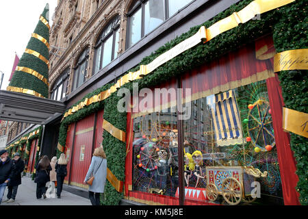 Knightsbridge. Londres, Royaume-Uni. 9Th jul 2017. shoppers et laissez-passer touristique par harrods Noël fenêtre affichage qui est conçu par Dolce & Gabbana. Ses couleurs de l'image attire des milliers de visiteurs pour la saison des festivals. crédit : dinendra haria/Alamy live news Banque D'Images