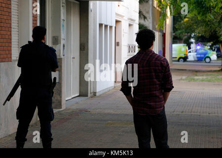 La Plata, Buenos Aires, Argentine. 4 décembre 2017. Cet après-midi, un homme s'est barricadé avec un otage à la Plata. Des groupes tactiques de la police entourent une maison à 6 rue avec 36. Crédit : Claudio Santisteban/ZUMA Wire/Alamy Live News Banque D'Images