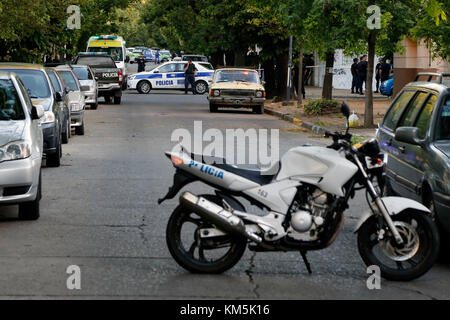 La Plata, Buenos Aires, Argentine. 4 décembre 2017. Cet après-midi, un homme s'est barricadé avec un otage à la Plata. Des groupes tactiques de la police entourent une maison à 6 rue avec 36. Crédit : Claudio Santisteban/ZUMA Wire/Alamy Live News Banque D'Images