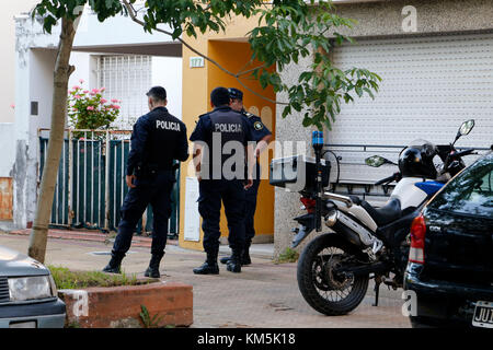 La Plata, Buenos Aires, Argentine. 4 décembre 2017. Cet après-midi, un homme s'est barricadé avec un otage à la Plata. Des groupes tactiques de la police entourent une maison à 6 rue avec 36. Crédit : Claudio Santisteban/ZUMA Wire/Alamy Live News Banque D'Images