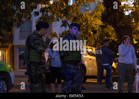 La Plata, Argentine. 08Th Dec 2017. Un climat de tension et de peur a été vécu le lundi dans un secteur de l'Barrio Norte, à La Plata, où un homme a tenu un ami en otage à son domicile pendant trois heures. Credit : Federico Julien/Alamy Live News Banque D'Images