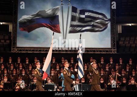 Athènes, Grèce. 4 décembre 2017. Les membres du ballet de l'ensemble Alexandrov, communément connu en Occident sous le nom de Chœur de l'Armée rouge, ont été vus se produire devant le chœur au stade de la paix et de l'amitié à Athènes. Crédit : Georgios Zachos/SOPA/ZUMA Wire/Alamy Live News Banque D'Images