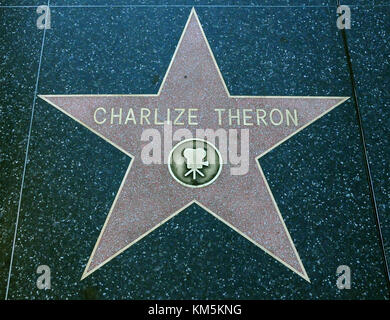 HOLLYWOOD, CA - 4 décembre : une vue générale de l'atmosphère de Charlize Theron étoile sur le Hollywood Walk of Fame sur Hollywood Boulevard le 4 décembre 2017 à Hollywood, Californie. Photo de Barry King/Alamy Live News Banque D'Images