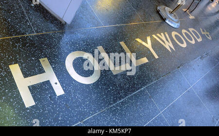 HOLLYWOOD, CA - 4 décembre : une vue générale de l'atmosphère sur le Hollywood Walk of Fame sur Hollywood Boulevard le 4 décembre 2017 à Hollywood, Californie. Photo de Barry King/Alamy Live News Banque D'Images