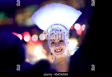 Berlin, Allemagne. 04th Dec, 2017. Artiste Stella dansant sur Potsdamer Platz ('Potsdam Square') à Berlin, Allemagne, 4 décembre 2017. Crédit : Britta Pedersen/dpa-Zentralbild/dpa/Alamy Live News Banque D'Images