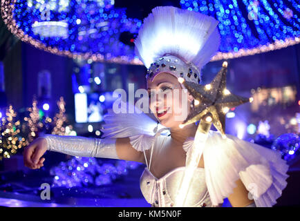 Berlin, Allemagne. 04th Dec, 2017. Artiste Stella dansant sur Potsdamer Platz ('Potsdam Square') à Berlin, Allemagne, 4 décembre 2017. Crédit : Britta Pedersen/dpa-Zentralbild/dpa/Alamy Live News Banque D'Images