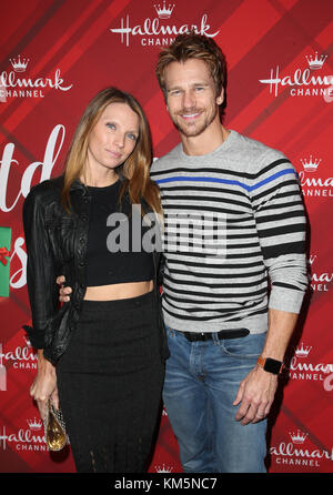 Los Angeles, Californie, États-Unis. 4 décembre 2017. Rusty Joiner, Charity Walden Joiner, Lors Du Screening Du « Noël À Holly Lodge » De Hallmark Channel Au Grove De Los Angeles, Californie, Le 4 Décembre 2017. Crédit: Faye Sadou/Media Punch/Alay Live News Banque D'Images