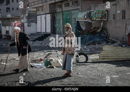 Sanaa, Yémen. 05th Dec, 2017. Un jeune combattant rebelle houthis monte la garde dans une rue menant à la résidence de l'ancien président du Yémen Ali Abdullah Saleh à Sanaa, au Yémen, le 5 décembre 2017. Saleh a été tué lundi par des rebelles houthis. Crédit : Hani Al-ANSI/dpa/Alamy Live News Banque D'Images