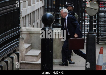 Londres, Royaume-Uni. 5 déc, 2017. david davis mp, secrétaire d'État à la sortie de l'Union européenne, arrive au 10 Downing Street pour une réunion du cabinet. crédit : mark kerrison/Alamy live news Banque D'Images