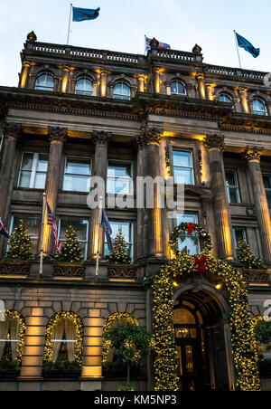 George Street, Édimbourg, Écosse, Royaume-Uni, 4 décembre 2017. Décorations de Noël d'Édimbourg à l'hôtel, anciennement le George Hotel, avec la lumière du soleil au crépuscule d'hiver reflétée dans les fenêtres Banque D'Images