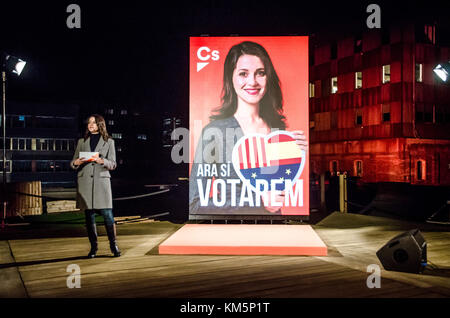 Barcelone, Catalogne, espagne. 5 déc, 2017. ines arrimadas, chef de citoyens, à côté d'un grand signe lumineux avec son portrait durant son discours du début de campagne électorale. 21d a commencé à minuit, la campagne électorale pour les élections régionales en Catalogne, 21d. l'équipe électorale de ciudadanos a choisi une des terrasses dans l'un des domaines de plus grand prestige de barcelone @22 site de l'entreprises d'usure liée à la technologie et de la recherche. à l'extérieur, sur une soirée très froide, Albert rivera et inés arrimadas a lancé ses propositions pour récupérer la catalogne pour tous catala Banque D'Images