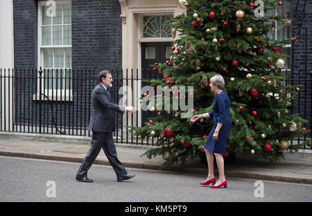 Downing Street, London, UK. 5 Décembre, 2017. Le premier ministre Espagnol Mariano Rajoy est obligé de saisir Downing Street par l'entrée arrière pour rencontrer le Premier ministre britannique Theresa peut comme pro catalan manifestants bloquent l'entrée principale de Whitehall. Credit : Malcolm Park/Alamy Live News. Banque D'Images