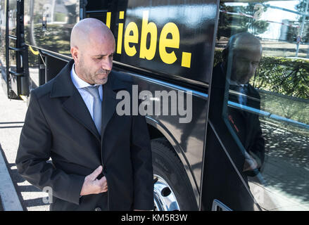 Madrid, Espagne. 5 décembre 2017. Peter Bosz, entraîneur-chef du Borussia Dortmund, monte dans le bus de l'équipe à l'aéroport de Madrid, Espagne, le 5 décembre 2017. Le Borussia Dortmund affrontera le Real Madrid lors du dernier match de la phase de groupes de la Ligue des Champions le 6 décembre. Crédit : Bernd Thissen/dpa/Alamy Live News Banque D'Images