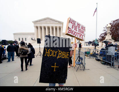 Washington, DC, États-Unis. 05th Dec, 2017. Les gens manifestent devant la Cour suprême des États-Unis le matin des plaidoiries dans le chef-d'œuvre Cakeshop c. Colorado civil Rights Commission. L'affaire met en cause un artiste de gâteaux de Lakewood, Colorado, Jack Phillips, qui a refusé de faire un gâteau de mariage pour un couple gay pour des raisons religieuses, contre les lois sur les logements publics qui interdisent la discrimination. Crédit : Brian Cahn/ZUMA Wire/Alamy Live News Banque D'Images