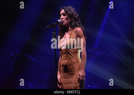 Naples, Italie. 08Th Dec 2017. Paola Turci vivent sur la scène à l'Augusteo Teatro à Naples (Italie) à la date de sa tournée 'Il secondo cuore d''. Banque D'Images