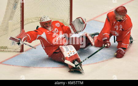 Trinec, République tchèque. 05th Dec, 2017. Le gardien de but gauche-droit Simon Hrubec et Martin Adamsky de Trinec en action lors du match de la Ligue des Champions HC Ocelari Trinec v. Brynas IF à Trinec, République tchèque, le 5 décembre 2017, crédit : Jaroslav Ozana/CTK photo/Alamy Live News Banque D'Images