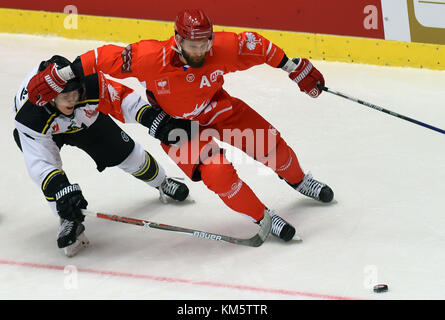 Trinec, République tchèque. 05th Dec, 2017. Henrik Larson, de Brynas, et Martin Ruzicka, de Trinec, en action lors du match de la Ligue des Champions HC Ocelari Trinec v. Brynas IF à Trinec, République tchèque, le 5 décembre 2017, crédit : Jaroslav Ozana/CTK photo/Alamy Live News Banque D'Images