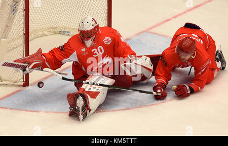 Trinec, République tchèque. 05th Dec, 2017. Le gardien de but gauche-droit Simon Hrubec et Martin Adamsky de Trinec en action lors du match de la Ligue des Champions HC Ocelari Trinec v. Brynas IF à Trinec, République tchèque, le 5 décembre 2017, crédit : Jaroslav Ozana/CTK photo/Alamy Live News Banque D'Images