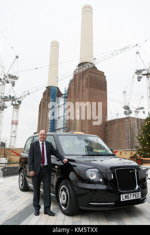 Londres, Royaume-Uni. 5 décembre 2017. Chris Gubbey le PDG de London Electric Vehicle Company London lance le nouveau TX Electric Taxi devant la centrale électrique de Battersea le 05 décembre 2017. Le nouveau taxi TX respectueux de l'environnement dispose d'une batterie d'entraînement avancée avec une autonomie totale de 377 miles et des coûts de fonctionnement comparables crédit : ZUMA Press, Inc/Alamy Live News Banque D'Images