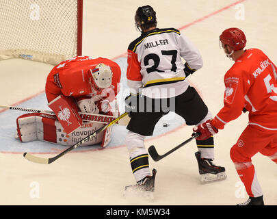 Trinec, République tchèque. 05th Dec, 2017. Le gardien de but gauche-droit Simon Hrubec de Trinec, Andrew Miller de Brynas et Lukas Krajicek de Trinec en action lors du match de la Ligue des champions HC Ocelari Trinec vs Brynas IF à Trinec, République tchèque, le 5 décembre 2017. Crédit : Jaroslav Ozana/CTK photo/Alamy Live News Banque D'Images