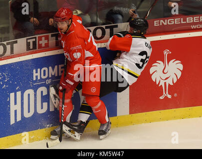 Trinec, République tchèque. 05th Dec, 2017. Bohumil Jank, de Trinec, à gauche, et Linus Olund, de Brynas, en action lors du match de la Ligue des Champions HC Ocelari Trinec vs Brynas IF à Trinec, République tchèque, le 5 décembre 2017. Crédit : Jaroslav Ozana/CTK photo/Alamy Live News Banque D'Images