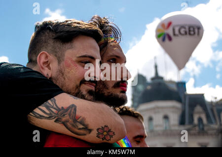 Buenos Aires, Ciudad Autonoma de Buenos Aires, Argentine. 18 novembre 2017. En regardant la foule ci-dessous, un jeune couple s’embrasse avec un ballon LGBT et des monuments emblématiques en arrière-plan. Des milliers de partisans de la fierté ont défilé de la Plaza de Mayo au Congreso de la NaciÃ³n lors de la 26e marche del Orgullo Gay Credit : Jason Sheil/SOPA/ZUMA Wire/Alamy Live News Banque D'Images