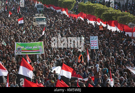 Sanaa, Yémen. 05th Dec, 2017. Des partisans des rebelles chiites houthis du Yémen participent à un rassemblement célébrant la mort de l'ancien président du Yémen Ali Abdullah Saleh à Sanaa, Yémen, le 5 décembre 2017. Saleh a été tué par les rebelles houthis lundi. Crédit : Hani Al-ANSI/dpa/Alamy Live News Banque D'Images