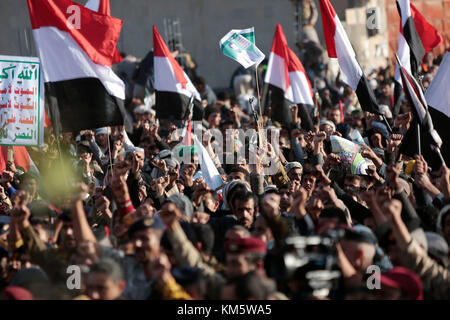 Sanaa, Yémen. 05th Dec, 2017. Des partisans des rebelles chiites houthis du Yémen crient des slogans alors qu'ils participaient à un rassemblement célébrant la mort de l'ancien président du Yémen Ali Abdullah Saleh à Sanaa, au Yémen, le 5 décembre 2017. Saleh a été tué par les rebelles houthis lundi. Crédit : Hani Al-ANSI/dpa/Alamy Live News Banque D'Images