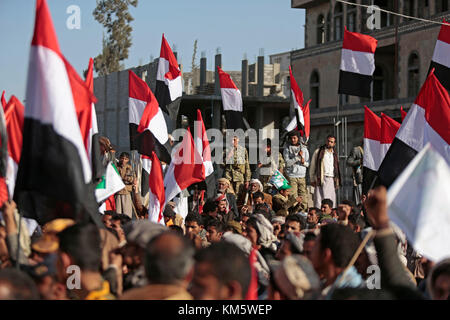 Sanaa, Yémen. 05th décembre 2017. Les partisans des rebelles houthistes chiites du Yémen prennent part à un rassemblement célébrant la mort de l'ancien président du Yémen Ali Abdullah Saleh à Sanaa (Yémen), le 05 décembre 2017. Saleh a été tué lundi par les rebelles Houthi. Credit: Hani al-ANSI/dpa/Alay Live News Banque D'Images