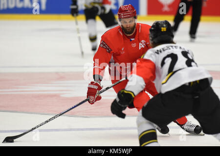 Trinec, République tchèque. 05th Dec, 2017. Martin Ruzicka, de Trinec, à gauche, et Marcus Westfalt, de Brynas, en action lors du match de la Ligue des Champions HC Ocelari Trinec vs Brynas IF à Trinec, République tchèque, le 5 décembre 2017. Crédit : Jaroslav Ozana/CTK photo/Alamy Live News Banque D'Images