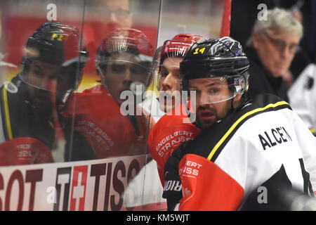 Trinec, République tchèque. 05th Dec, 2017. Ondrej Kovarcik, de Trinec, à gauche, et Johan Alcen, de Brynas, en action lors du match de la Ligue des Champions HC Ocelari Trinec vs Brynas IF à Trinec, République tchèque, le 5 décembre 2017. Crédit : Jaroslav Ozana/CTK photo/Alamy Live News Banque D'Images