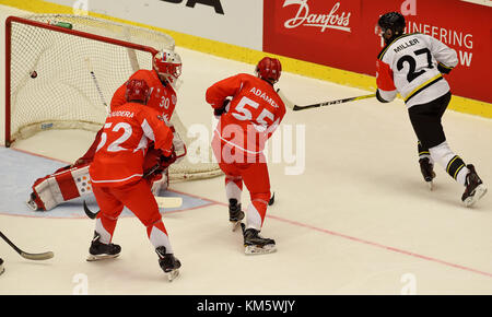 Trinec, République tchèque. 05th Dec, 2017. L-R Milan Doudera, le gardien Simon Hrubec et Marian Adamek de Trinec et Andrew Miller de Brynas en action lors du match de la Ligue des Champions HC Ocelari Trinec vs Brynas IF à Trinec, République tchèque, le 5 décembre 2017. Crédit : Jaroslav Ozana/CTK photo/Alamy Live News Banque D'Images