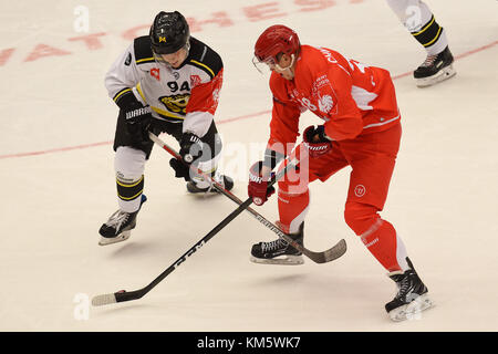 Trinec, République tchèque. 05th Dec, 2017. Henrik Larson, de Brynas, à gauche, et Aron Chmielewski, de Trinec, en action lors du match de la Ligue des Champions HC Ocelari Trinec vs Brynas IF à Trinec, République tchèque, le 5 décembre 2017. Crédit : Jaroslav Ozana/CTK photo/Alamy Live News Banque D'Images