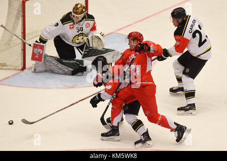 Trinec, République tchèque. 05th Dec, 2017. Le gardien de but G-d Linus Fernstrom et Henrik Larson de Brynas, Aron Chmielewski de Trinec et Lucas Carlsson de Brynas en action lors du match de la Ligue des Champions HC Ocelari Trinec vs Brynas IF à Trinec, République tchèque, le 5 décembre 2017. Crédit : Jaroslav Ozana/CTK photo/Alamy Live News Banque D'Images