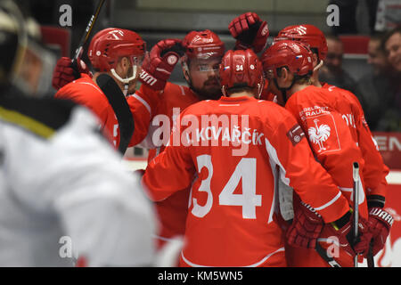 Trinec, République tchèque. 05th Dec, 2017. Les joueurs de Trinec célèbrent un but lors du match de la Ligue des Champions HC Ocelari Trinec vs Brynas IF à Trinec, République tchèque, le 5 décembre 2017. Crédit : Jaroslav Ozana/CTK photo/Alamy Live News Banque D'Images