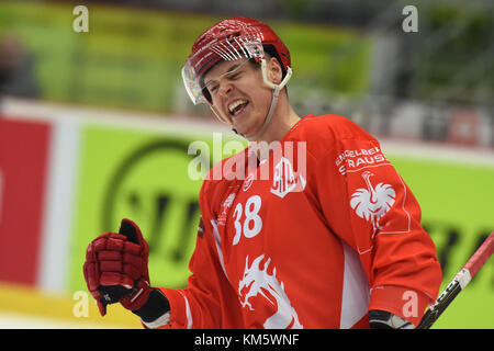 Trinec, République tchèque. 05th Dec, 2017. Aron Chmielewski, de Trinec, célèbre un but lors du match de la Ligue des Champions HC Ocelari Trinec vs Brynas IF à Trinec, République tchèque, le 5 décembre 2017. Crédit : Jaroslav Ozana/CTK photo/Alamy Live News Banque D'Images