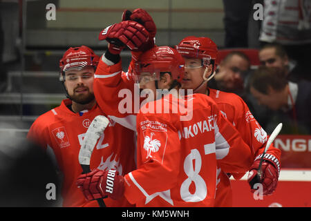 Trinec, République tchèque. 05th Dec, 2017. L-R Milan Doudera, Michal Kovarcik et Aron Chmielewski, de Trinec, célèbrent un but lors du match de la Ligue des champions HC Ocelari Trinec vs Brynas IF à Trinec, République tchèque, le 5 décembre 2017. Crédit : Jaroslav Ozana/CTK photo/Alamy Live News Banque D'Images